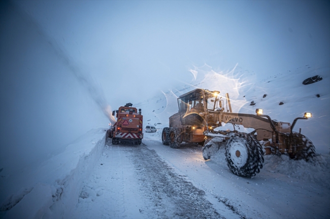 Kar vatandaşı esir almasın diye 24 saat nöbetteler